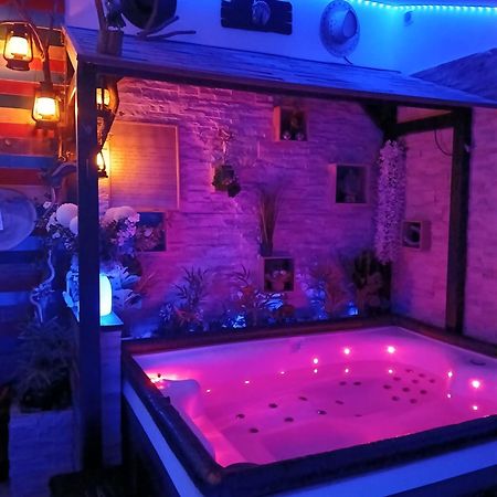 L'Histoire De L'Ouest , Jacuzzi Appartement Ντολ Εξωτερικό φωτογραφία
