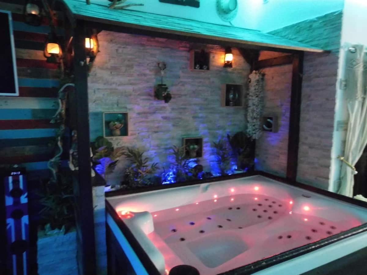L'Histoire De L'Ouest , Jacuzzi Appartement Ντολ Εξωτερικό φωτογραφία