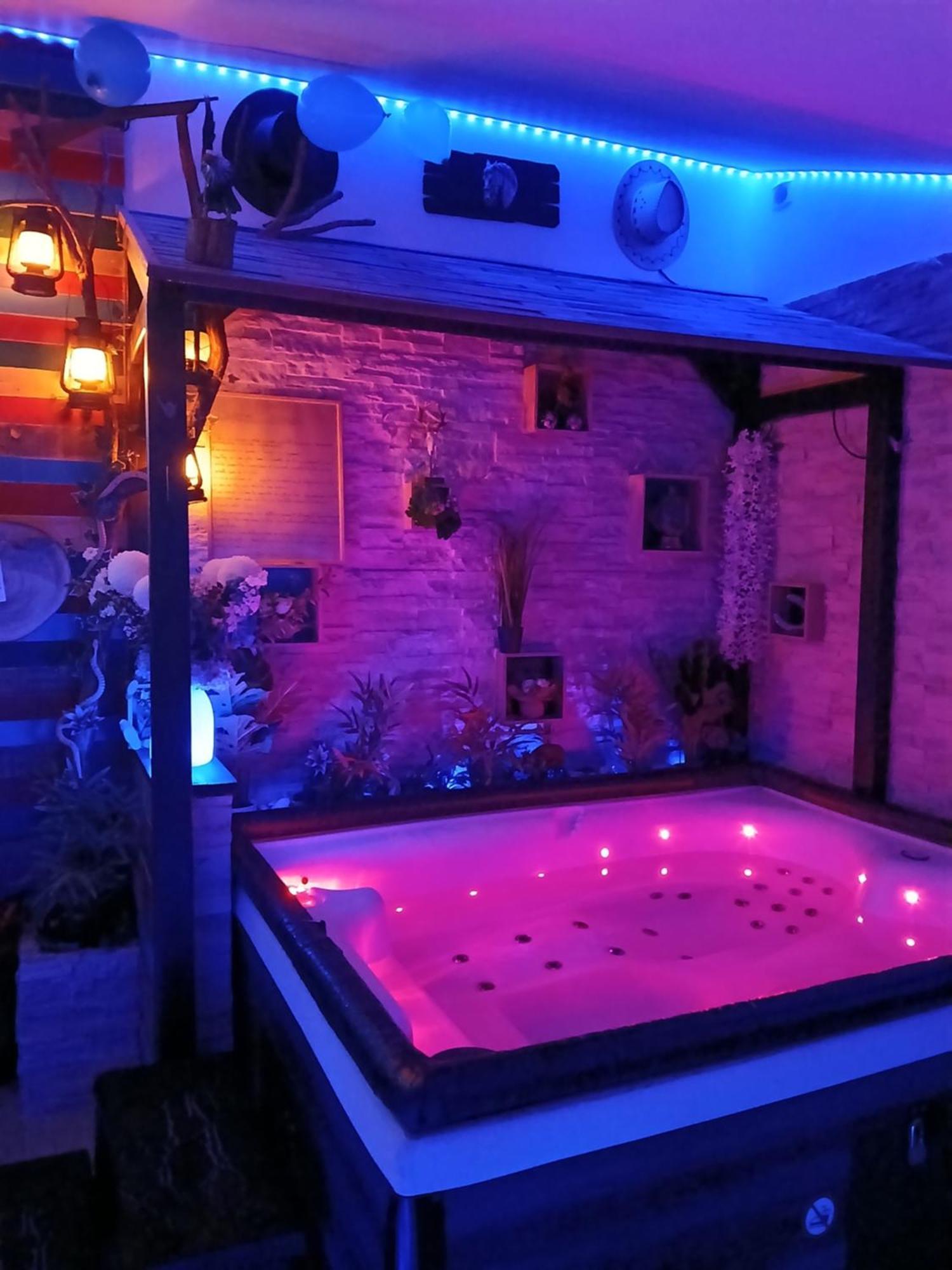 L'Histoire De L'Ouest , Jacuzzi Appartement Ντολ Εξωτερικό φωτογραφία